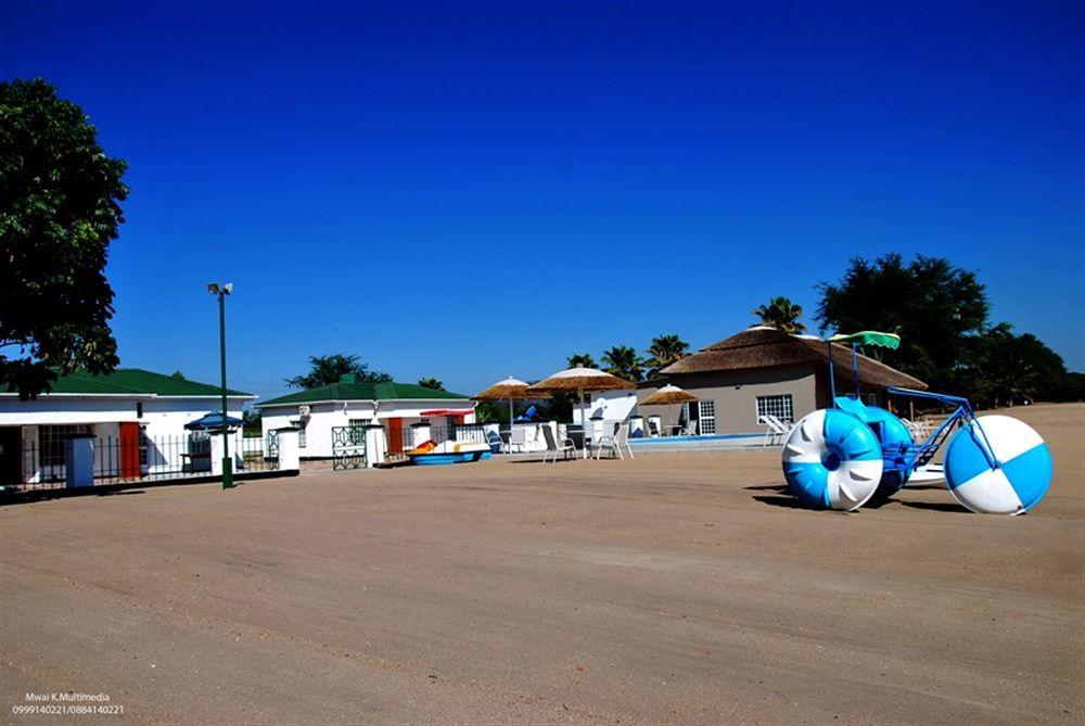 Skinny Hippos Lodge Mangochi Exterior photo