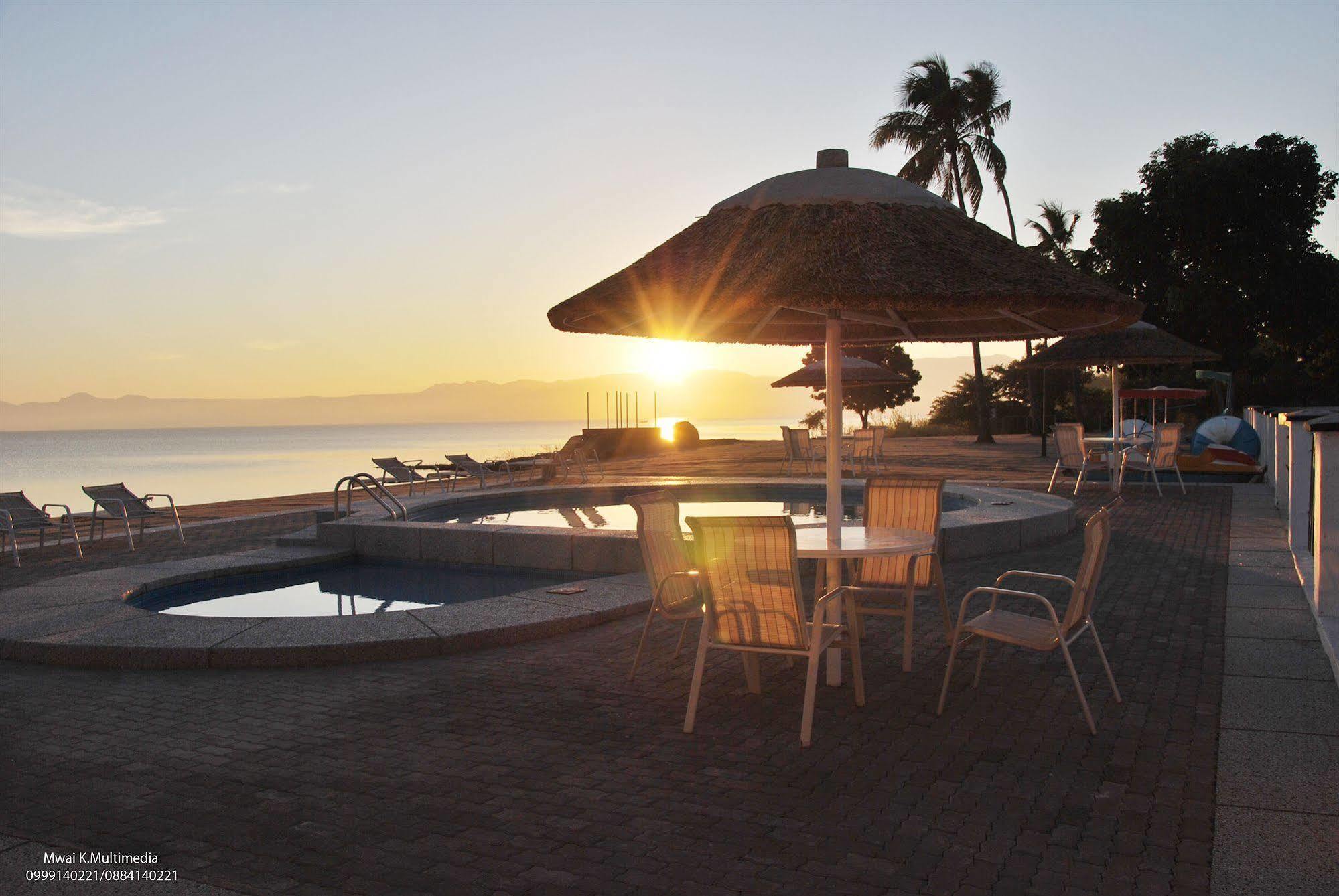 Skinny Hippos Lodge Mangochi Exterior photo